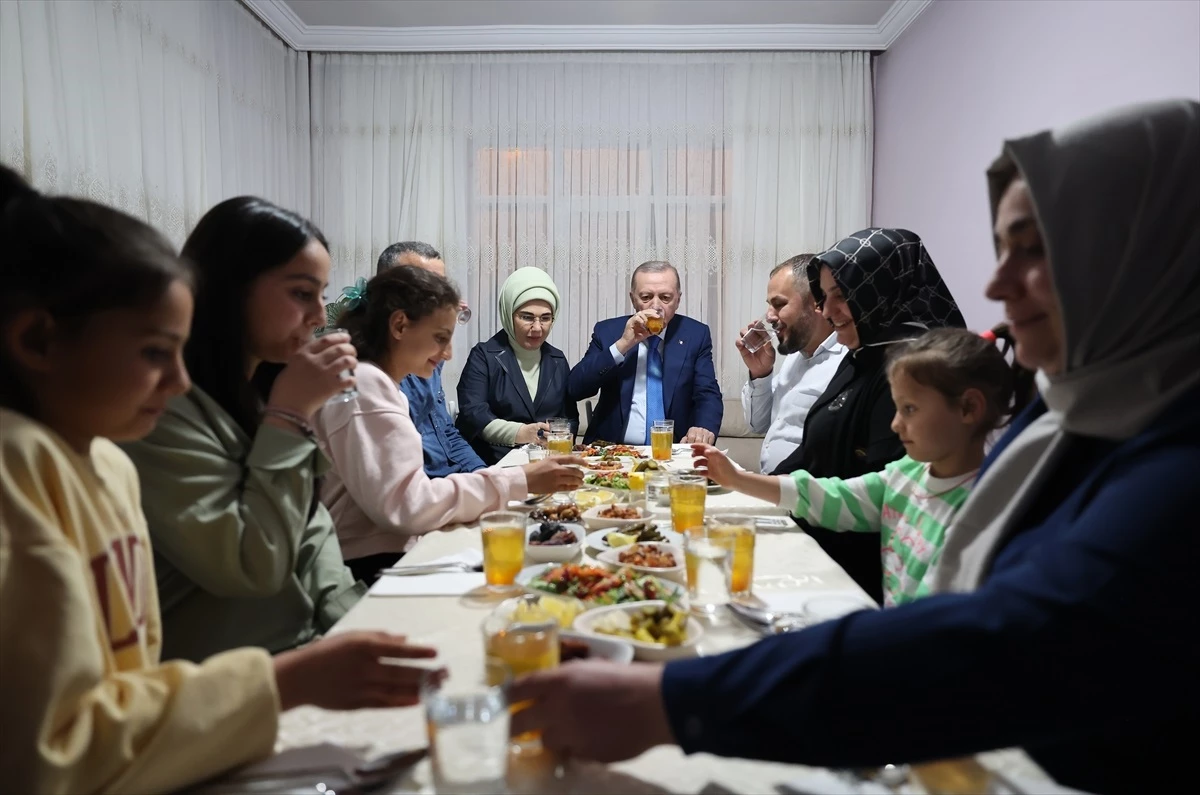 Cumhurbaşkanı Erdoğan ve eşi, Ankara\'da bir aileyle iftar yaptı