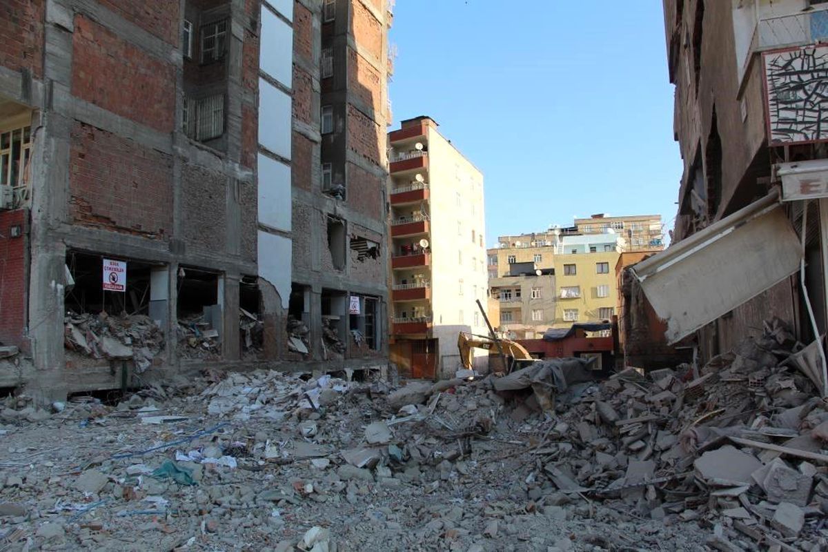 Diyarbakır\'da yıkılan Dündar Apartmanı davasında sanıklara hapis cezası isteniyor