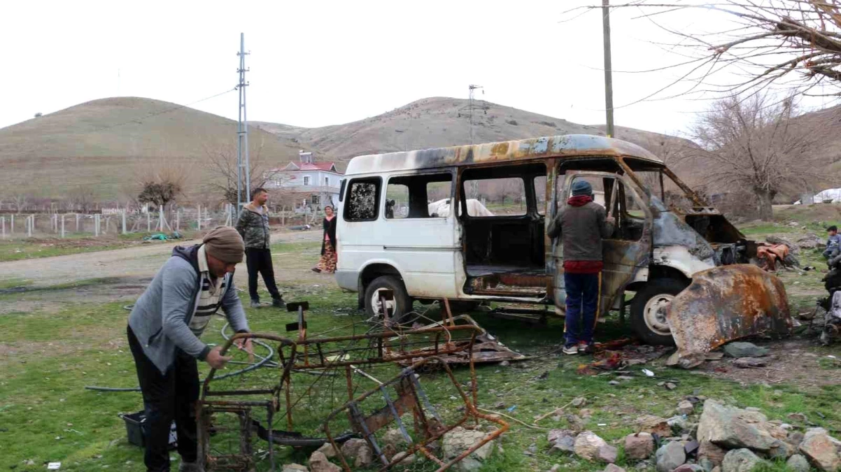 Elazığ\'da çıkan yangında minibüsleri yanan aile yardım talebinde bulundu