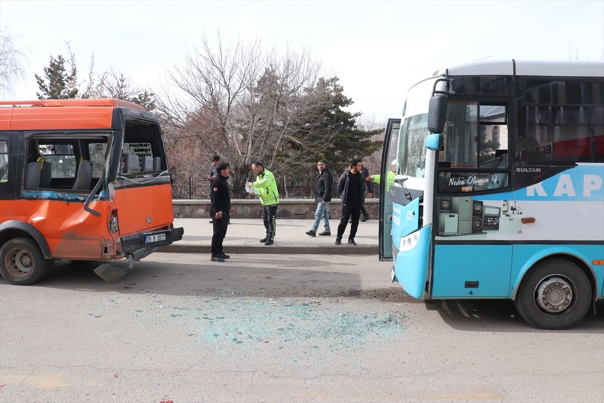 Erzurum\'da zincirleme trafik kazasında 14 kişi yaralandı