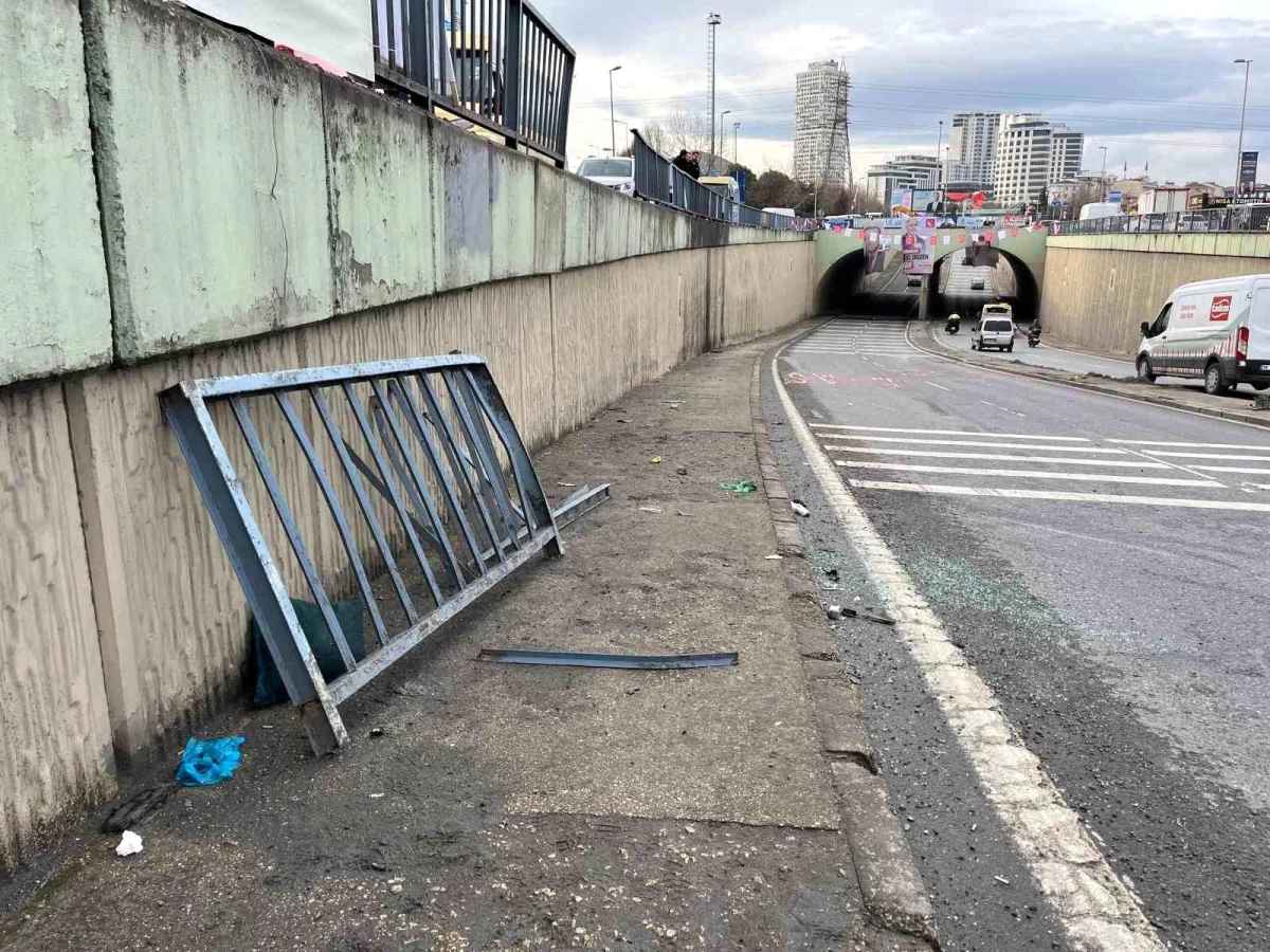 Esenyurt\'ta Otomobil Tünel Çıkışına Düştü, Sürücü Yaralandı