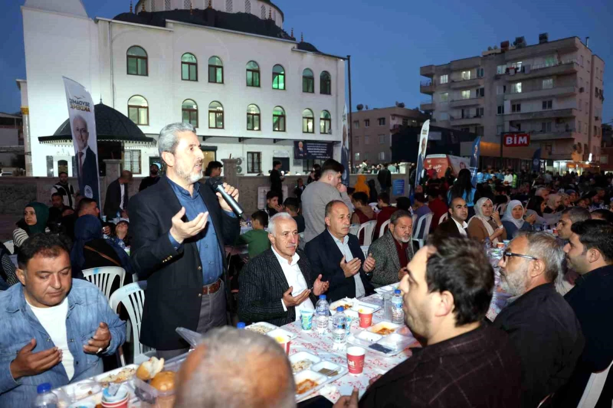 Akdeniz Belediye Başkanı Mustafa Gültak, Üç Ocak Mahallesi\'nde Vatandaşlarla İftar Sofrasında Buluştu