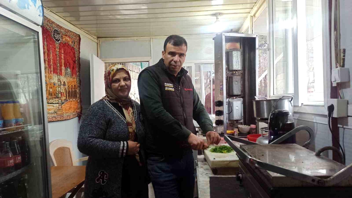 İş yerleri yıkılan depremzede çift, el ele verip tekrar iş yeri açtı