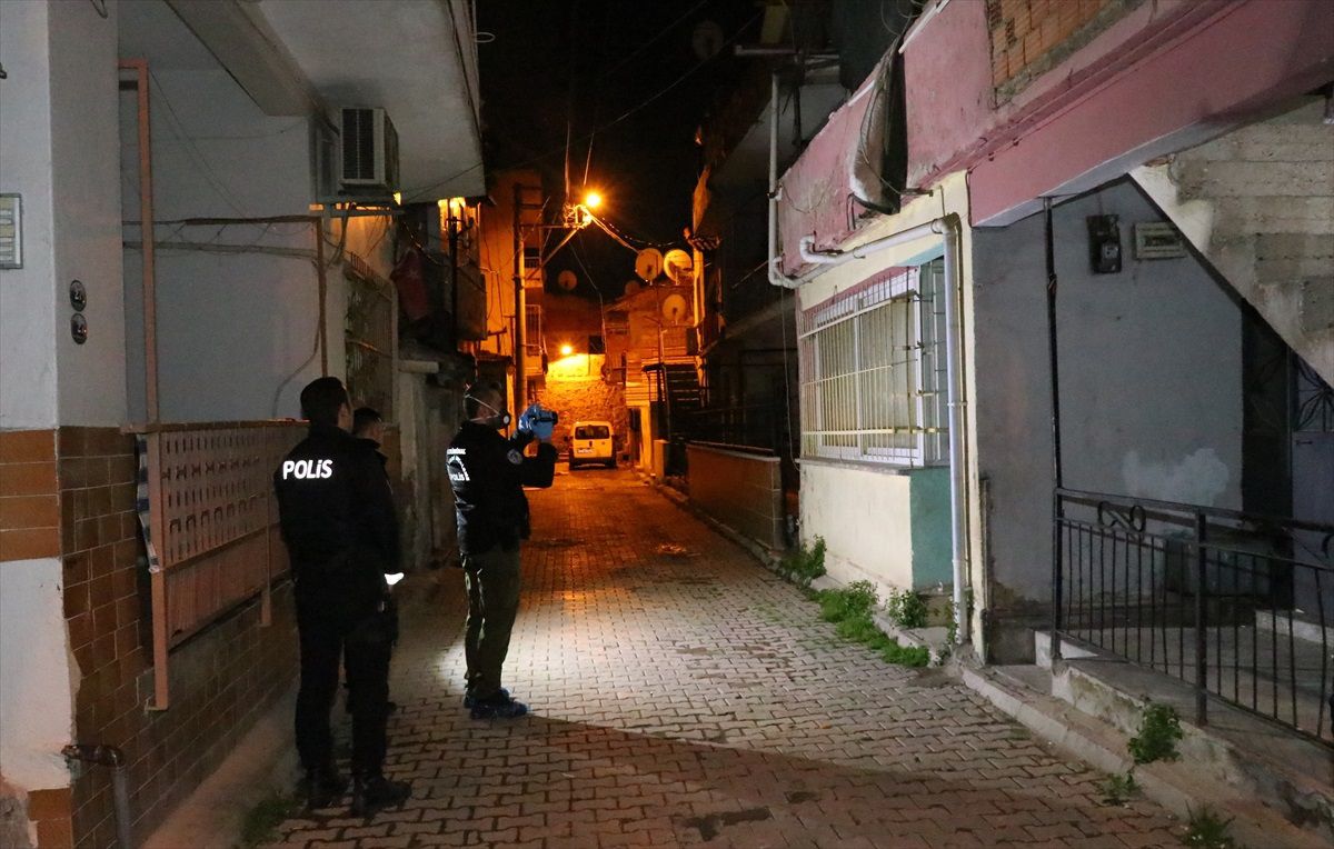 İzmir\'de evinde tabancayla vurulan kişi hastanede öldü