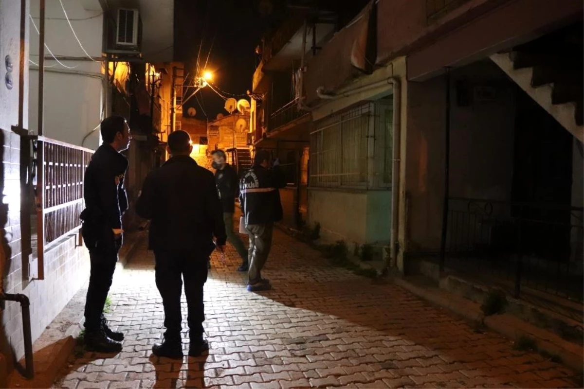 İzmir\'de Baba Oğul Arbedesinde Silahla Yaralanan Adam Hayatını Kaybetti