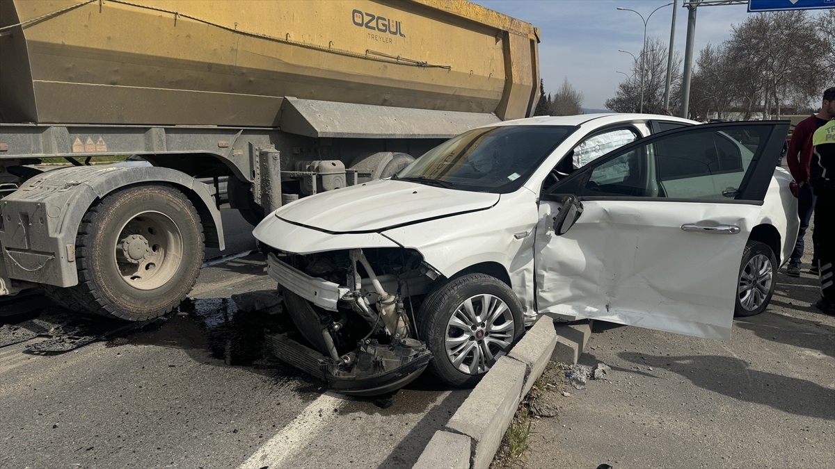Kahramanmaraş\'ta otomobil ile kamyon çarpıştı: 1 yaralı