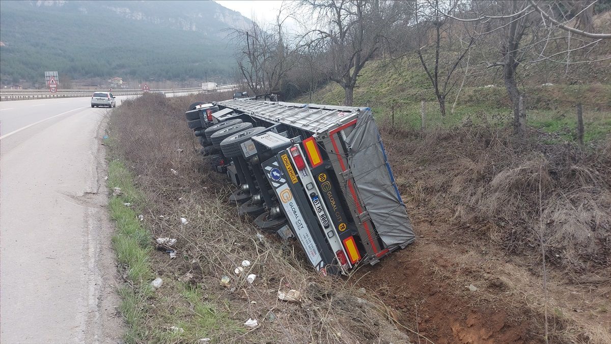 Karabük\'te devrilen tırın sürücüsü yaralandı