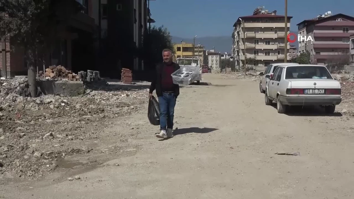 Depremde yıkılan şehirde hayat mücadelesi