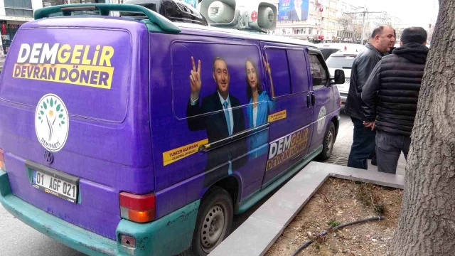 Kayseri'de DEM Parti'nin seçim aracı kurşunlandı
