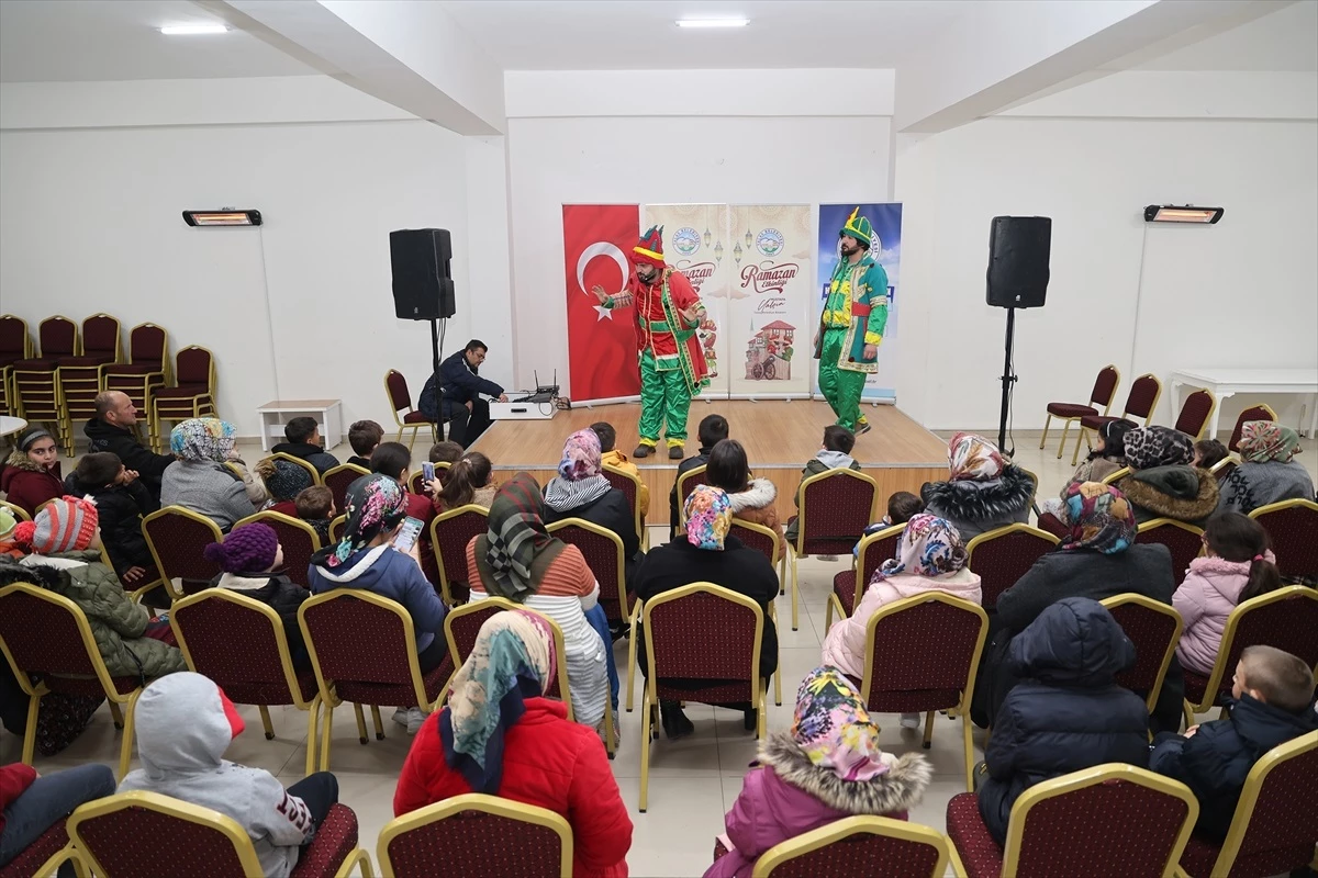 Kayseri\'de Çocuklar Hacivat-Karagöz Oyununu İzledi