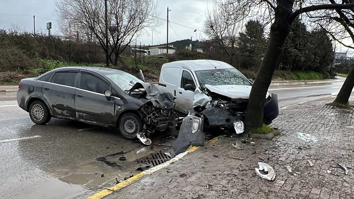 Çayırova\'da Hafif Ticari Araçla Otomobil Çarpıştı: 3 Yaralı