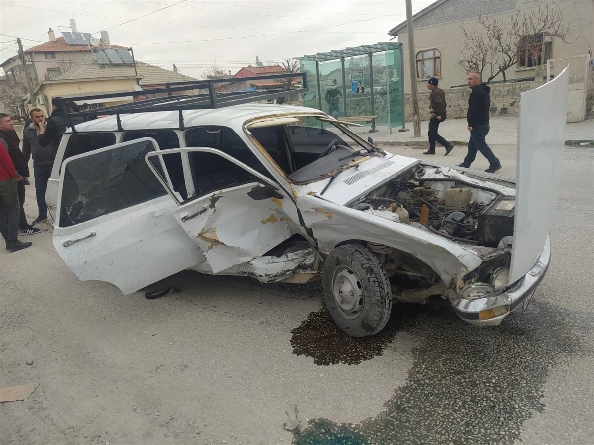 Konya\'da Otomobil ve Motosiklet Kaza Yaptı: 4 Yaralı