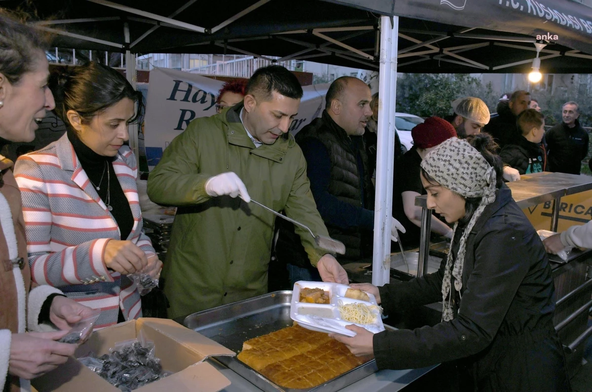 Kuşadası Belediyesi Hacıfeyzullah Mahallesi\'nde iftar yemeği düzenledi