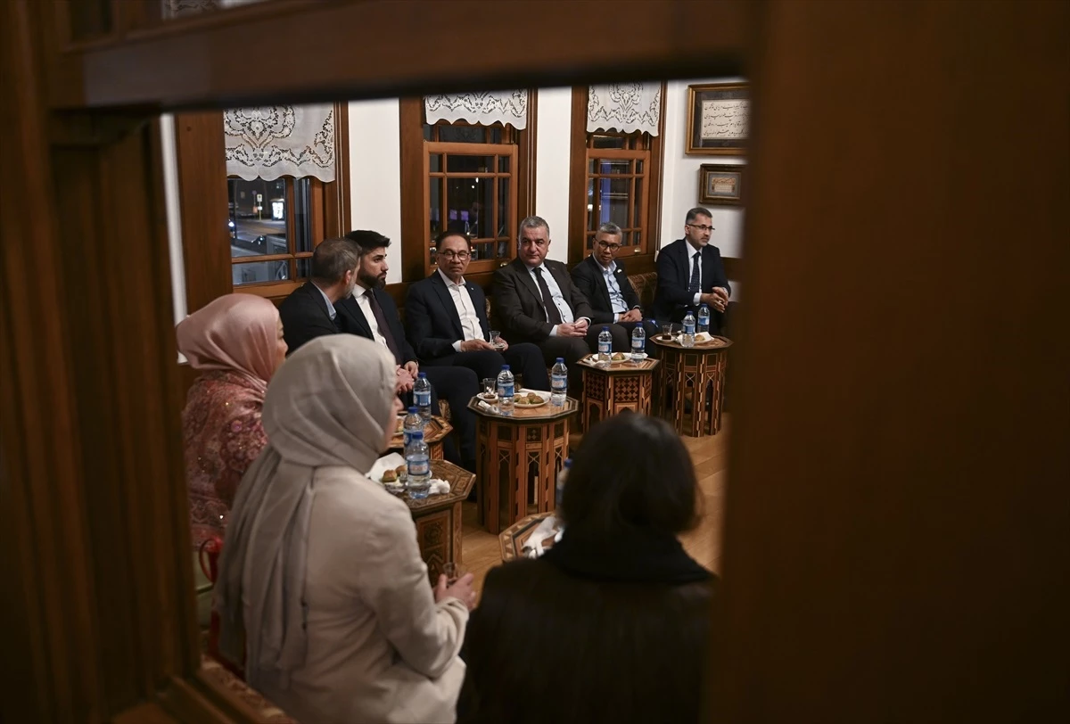 Malezya Başbakanı Enver İbrahim Berlin\'de Şehitlik Camisi\'ni ziyaret etti