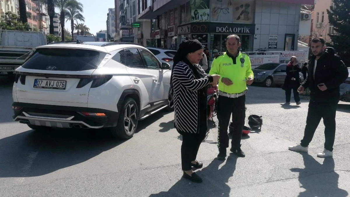Antalya\'da İki Motosiklet Kazası: Bir Sürücü Yaralandı, Diğer Sürücü Kaskı Sayesinde Yara Almadan Kurtuldu
