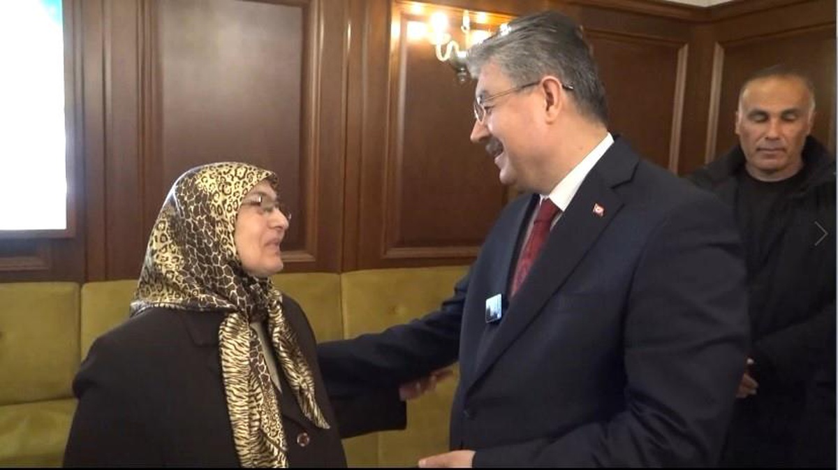 Osmaniye Valisi Erdinç Yılmaz, depremde yakınlarını kaybeden vatandaşlarla iftar yemeğinde buluştu