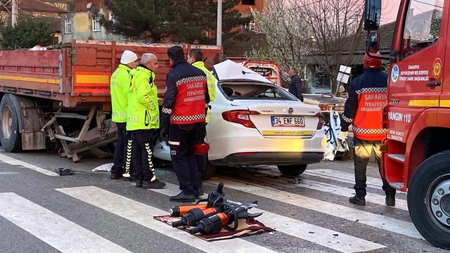 Serdivan'da Otomobil Tıra Saplandı: Sürücü Hayatını Kaybetti Serdivan'da Otomobil Tıra Saplandı: Sürücü Hayatını Kaybetti