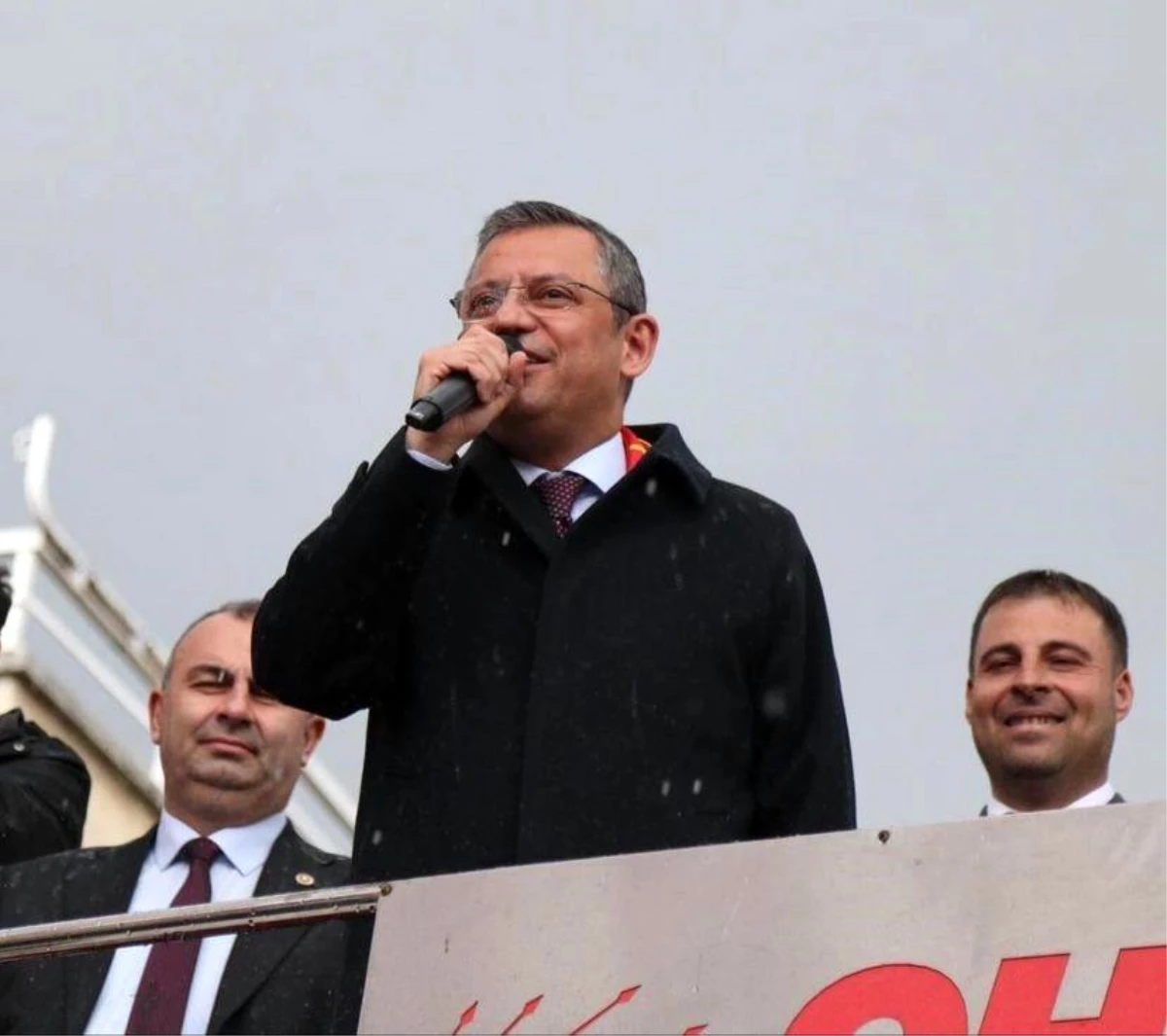 CHP Genel Başkanı Özgür Özel Bayındır\'da vatandaşlarla buluştu