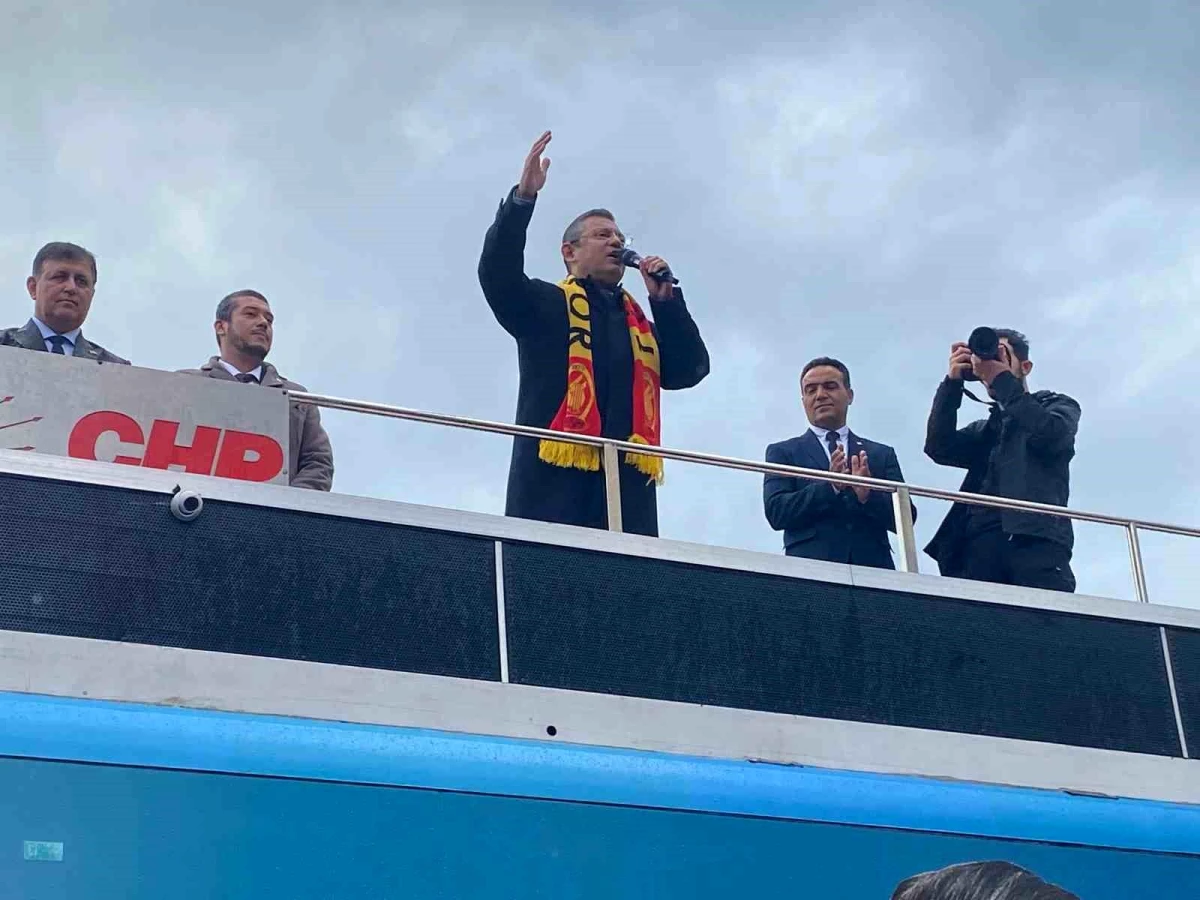 CHP Genel Başkanı Özgür Özel, Tire Belediye Başkan adayını tanıttı