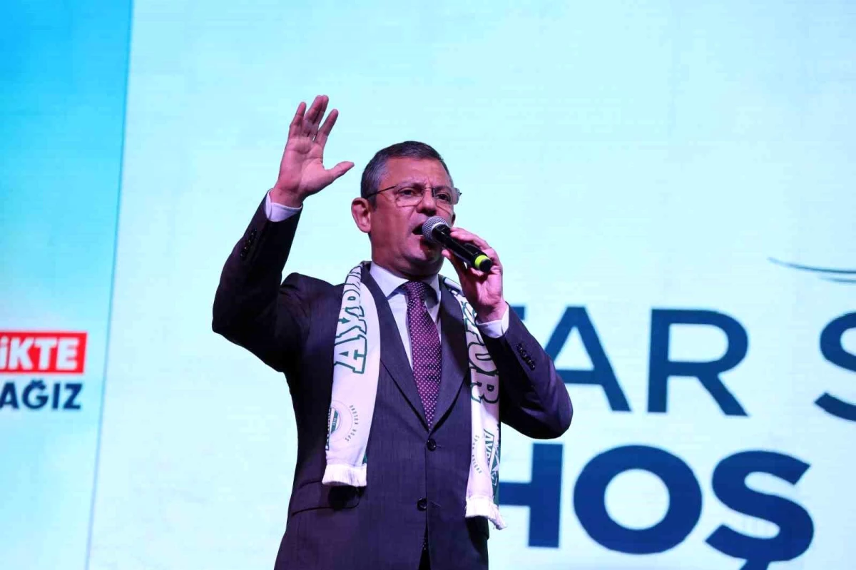 CHP Genel Başkanı Özgür Özel, İzmir\'de vatandaşlarla buluştu