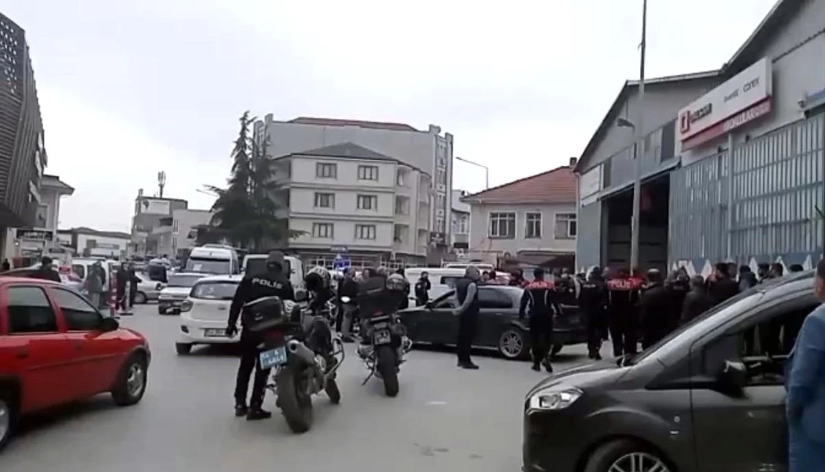 Adapazarı\'nda trafik tartışması kavgaya dönüştü: 3 kişi gözaltına alındı