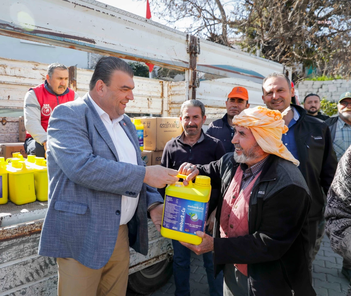 Seferihisar Belediyesi Üzüm Üreticilerine Sıvı Bordo Bulamacı Dağıttı