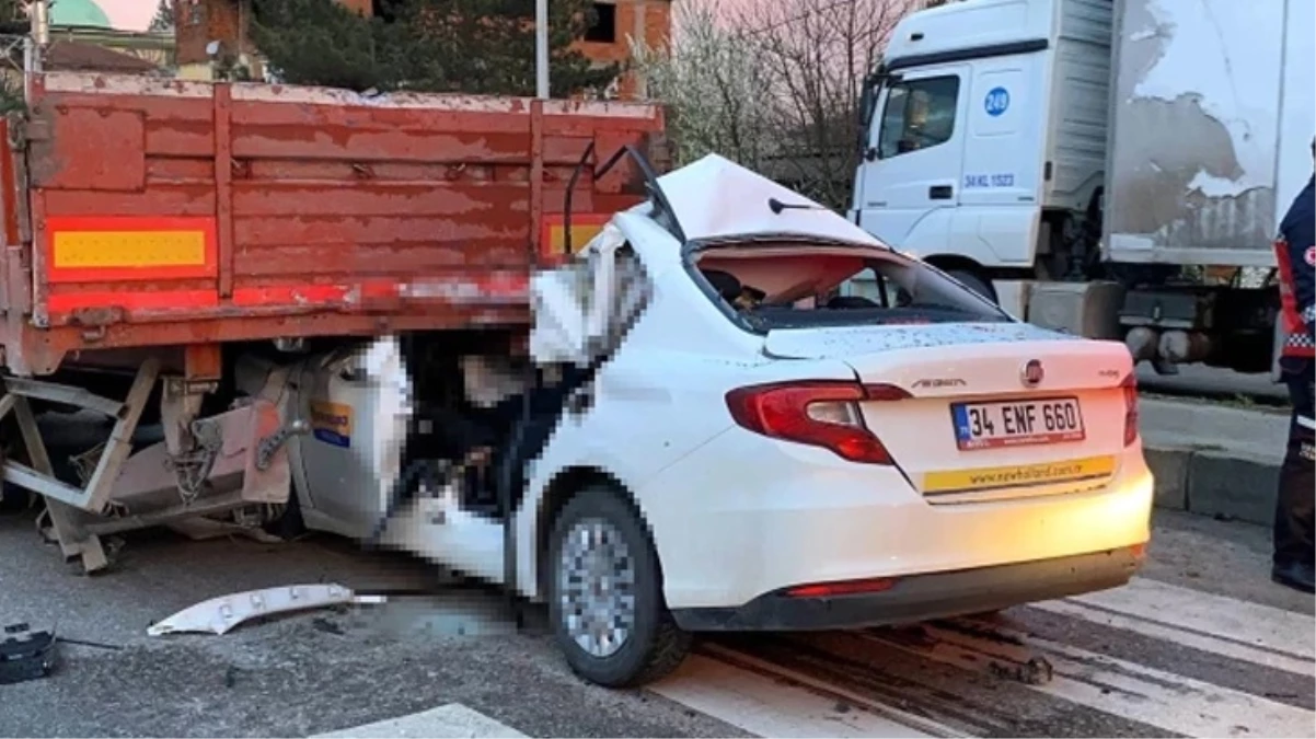 Sakarya\'da otomobil tıra saplandı: Sürücü hayatını kaybetti