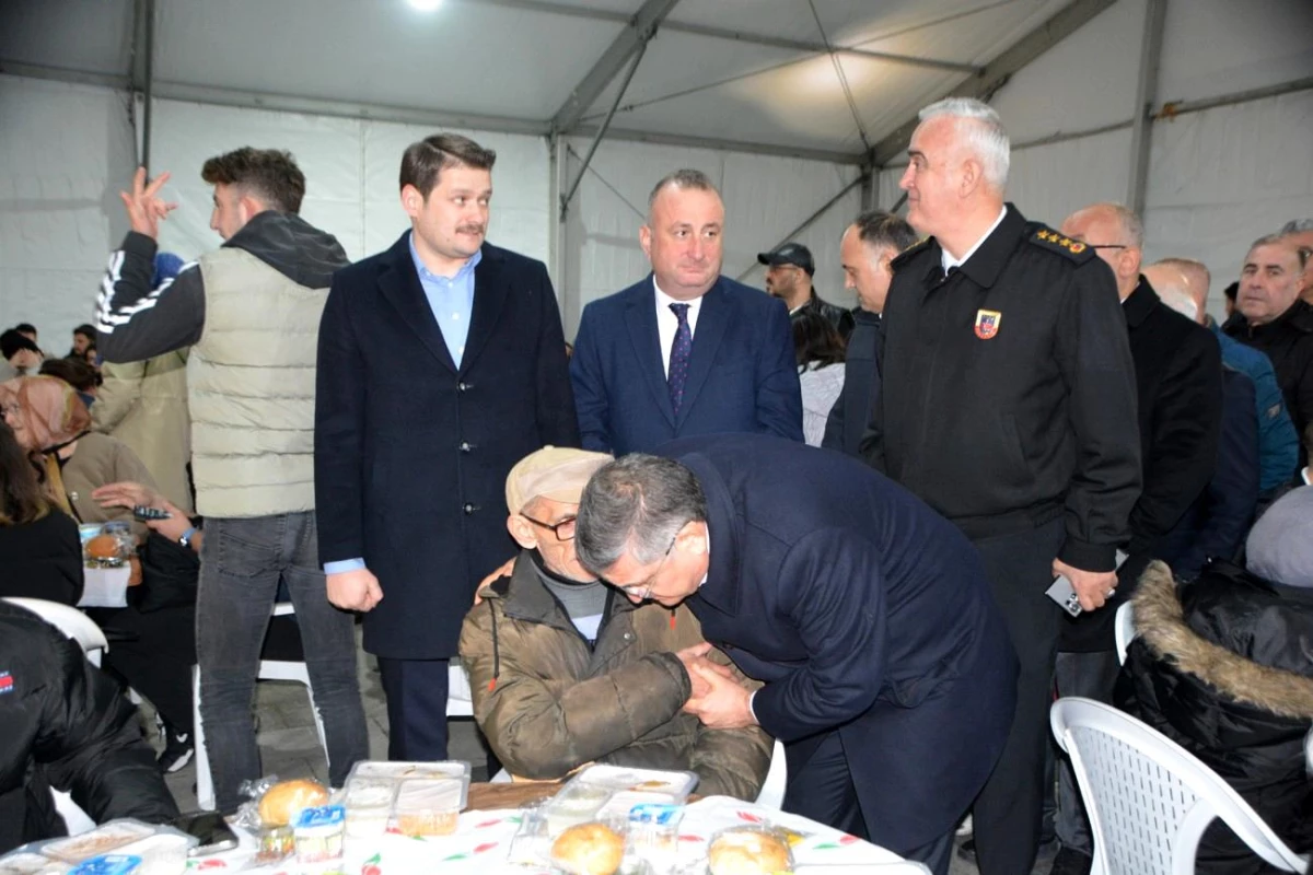 Sinop Valisi ve Protokol Üyeleri İftar Çadırında Vatandaşlarla Buluştu