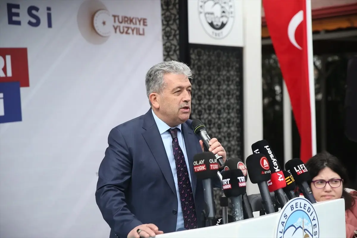 Talas Belediyesi, engelli vatandaşlara akülü araç ve tekerlekli sandalye desteği sağladı