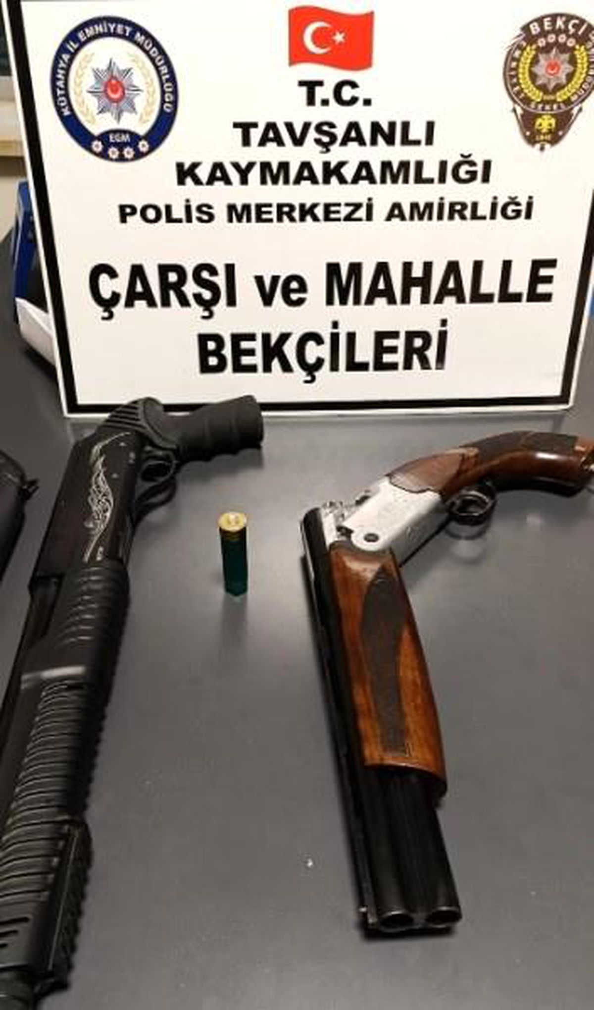 Tavşanlı\'da Yapılan Uygulamalarda Pompalı Tüfekler Ele Geçirildi
