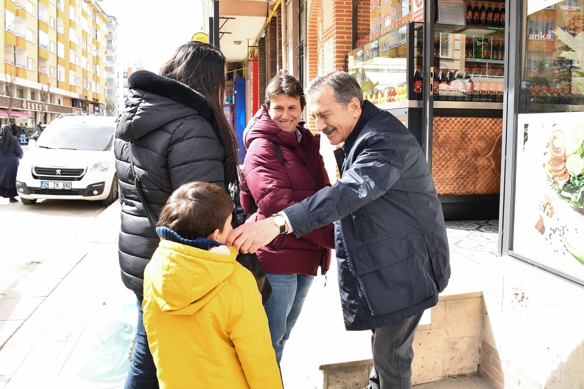Tepebaşı Belediye Başkanı Ahmet Ataç, Bahçelievler Mahallesi\'nde Semt Pazarı ve Seylap Caddesi Esnafını Ziyaret Etti