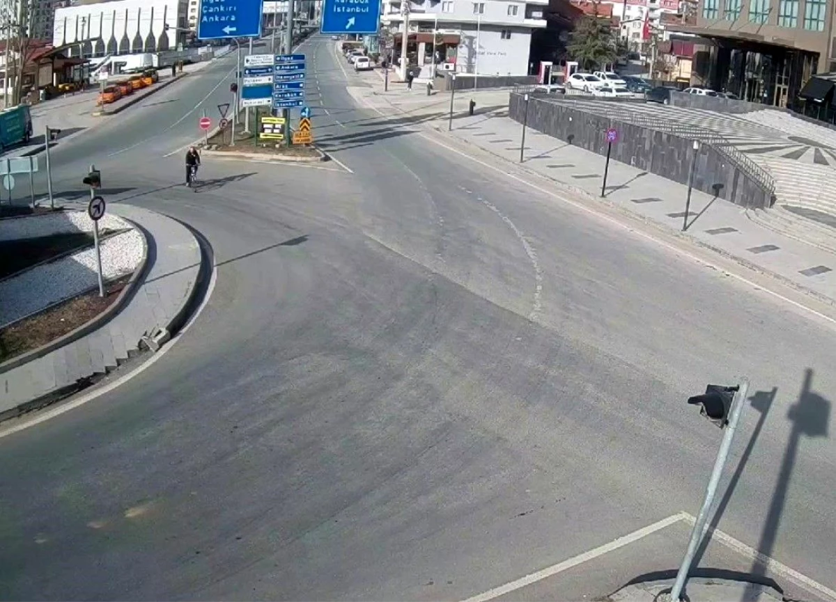 Kastamonu\'da Bisiklet Sürücüsü Otomobilin Altında Kalmaktan Son Anda Kurtuldu