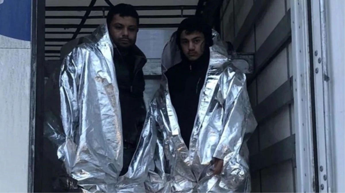 Edirne\'de TIR\'da yakalanan kaçak göçmenlerin alüminyum folyo kaplı kıyafetleri