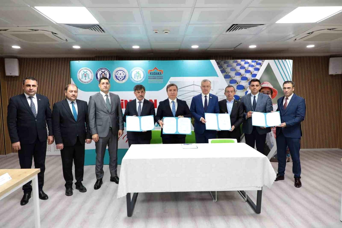 Erzincan Valisi Hamza Aydoğdu Başkanlığında Tulum Peyniri ve Toplu Sera Bölgesi İçin Protokol İmzalandı