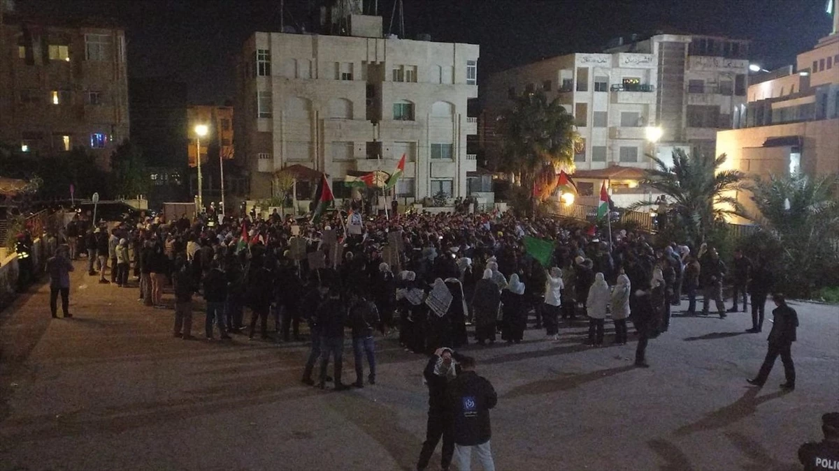 Ürdünlüler İsrail Büyükelçiliği Yakınında Filistin Destekli Gösteri Düzenledi