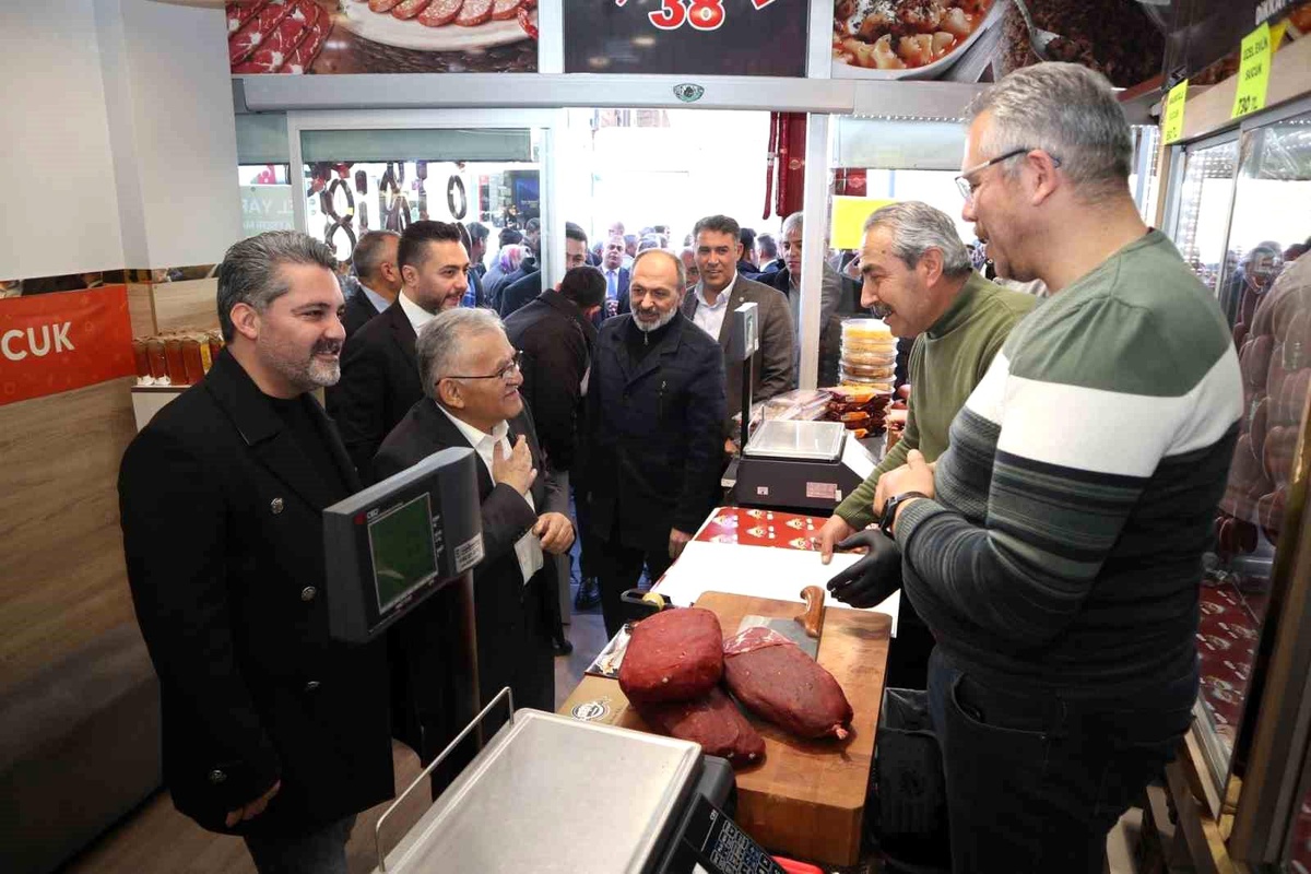 Üzüm\'den gündüz esnaf ziyaretleri, akşam gençlik buluşmaları