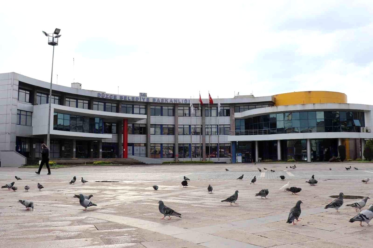 Düzce Belediyesi Seçim Afişlerini Kaldıracak