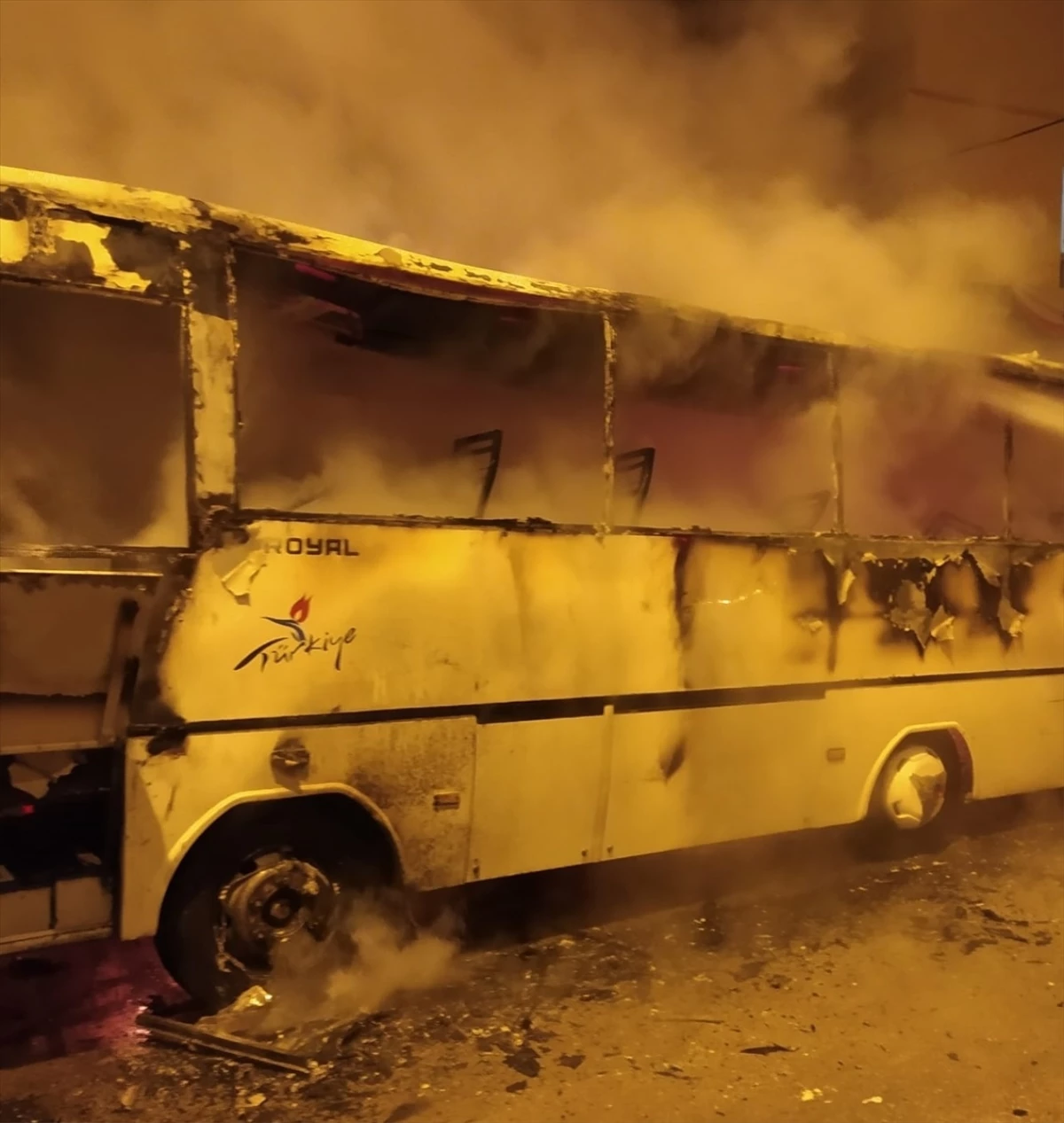 Adana\'da park halinde yanan midibüs itfaiye ekiplerince söndürüldü