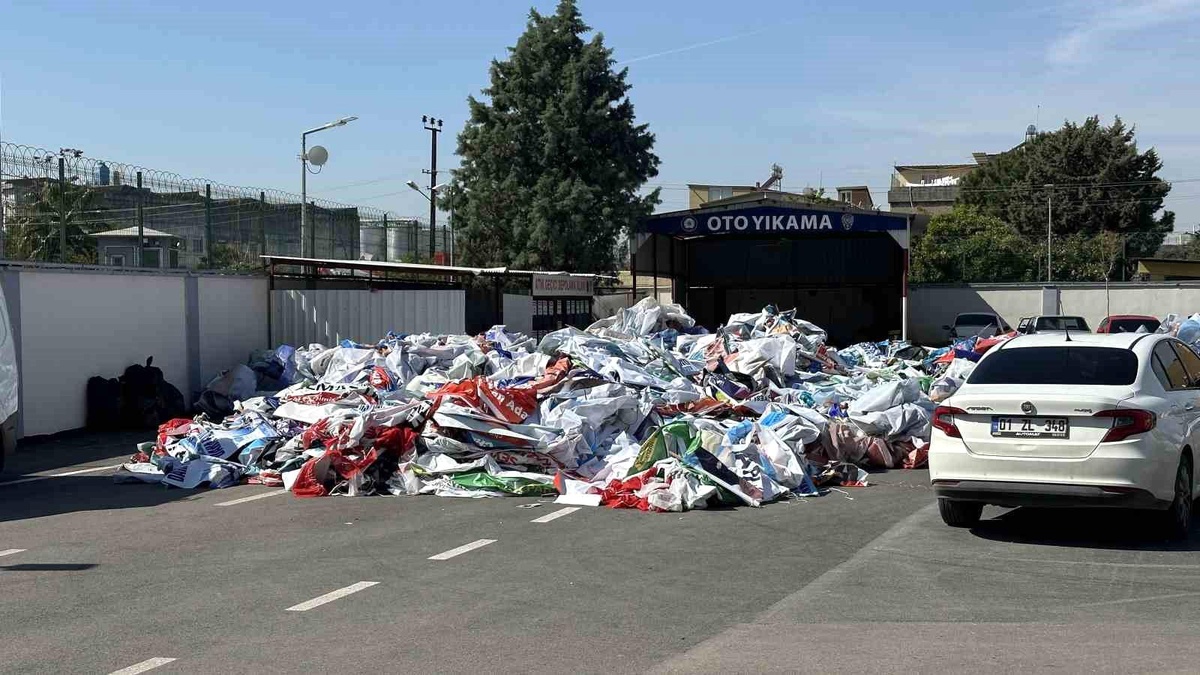 Adana\'da Seçim Afişleri Toplatıldı