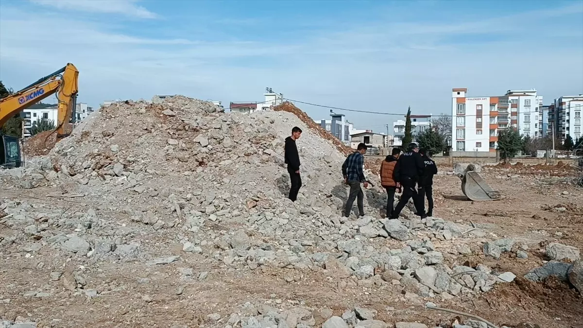 Adıyaman\'da İşçiye Beton Blok Düştü, Ağır Yaralandı