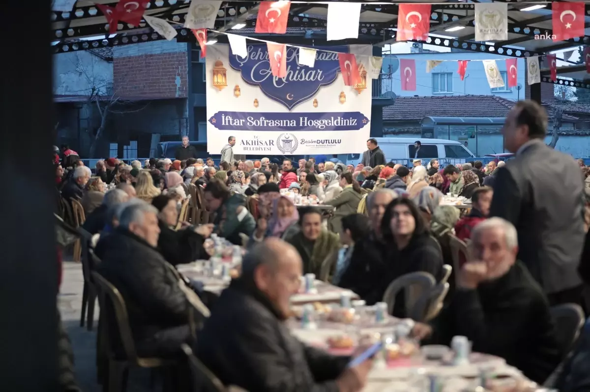 Akhisar Belediyesi, Ramazan ayı boyunca kentin 8 noktasında iftar yemeği dağıtıyor