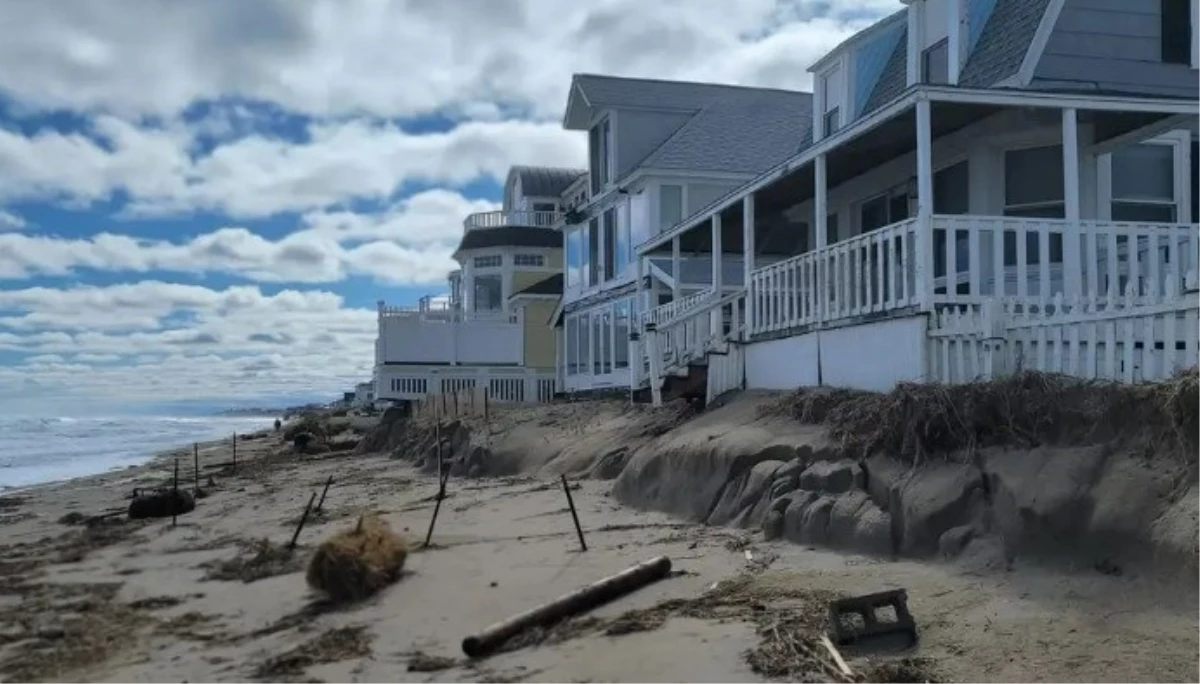 Amerika Birleşik Devletleri\'nde dalgaları kesmesi için inşa edilen 500, 000 dolarlık kum şeridi üç gün içinde yok oldu