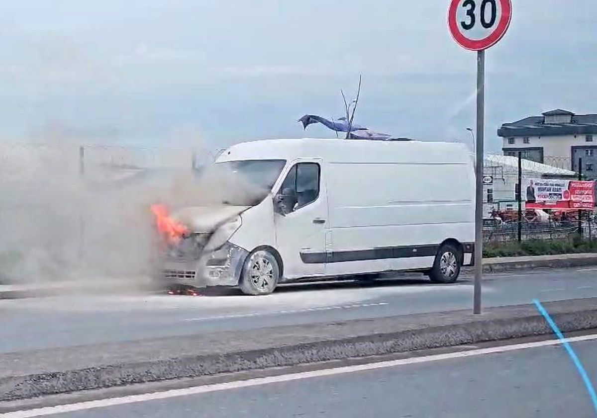 Arnavutköy\'de Ticari Araçta Yangın Çıktı, Vatandaşlar Yangına Müdahale Etti