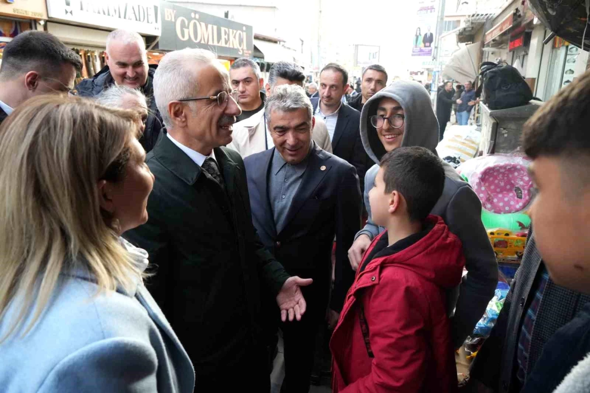 Ulaştırma ve Altyapı Bakanı Abdulkadir Uraloğlu, Iğdır\'da Esnaf Ziyareti Yaptı ve Vatandaşlarla İftarını Açtı