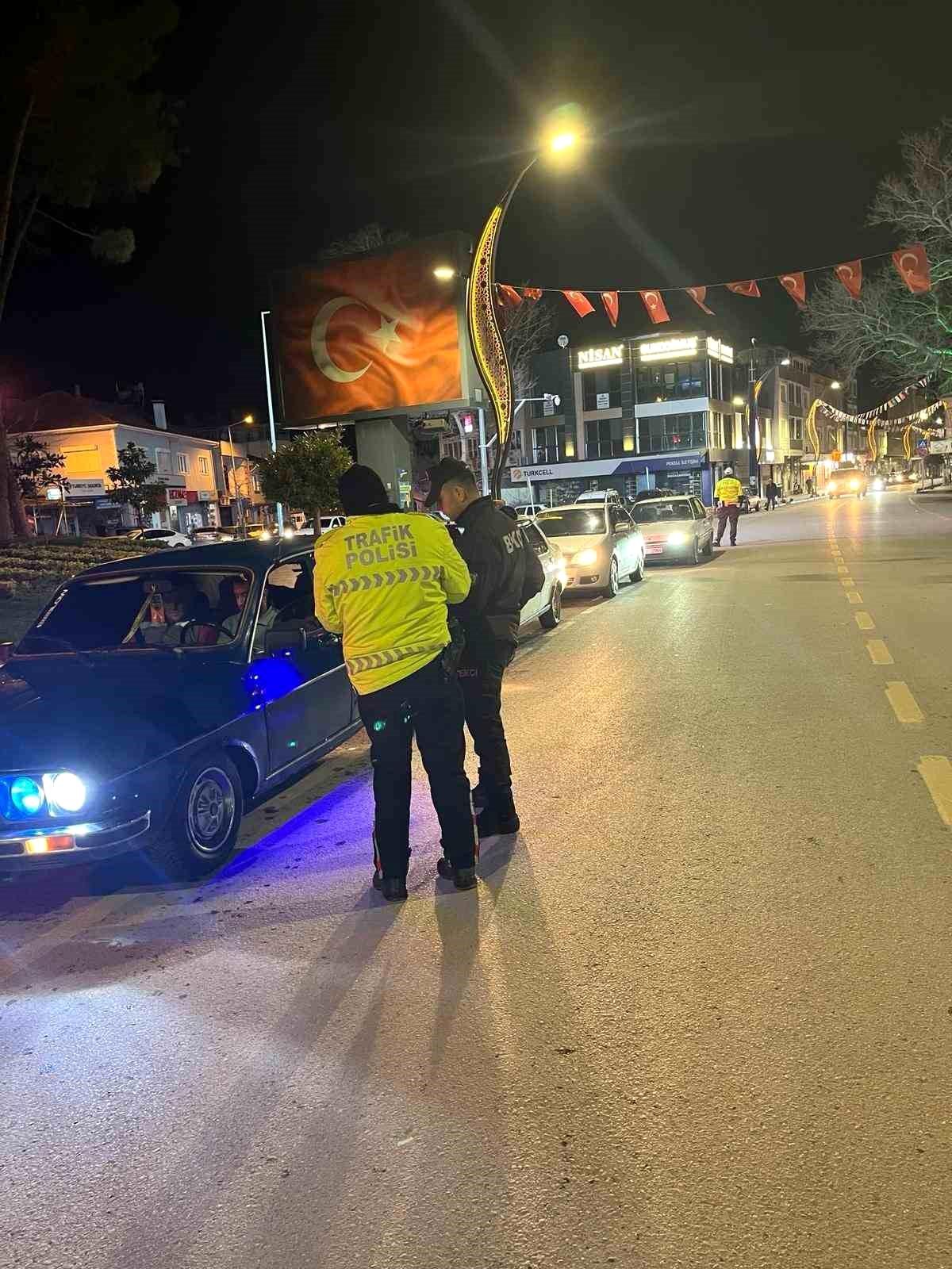 Balıkesir\'de Emniyet Ekipleri Tarafından Yapılan Denetimlerde 5 Aranan Şahıs ve 54 Araça Para Cezası Kesildi