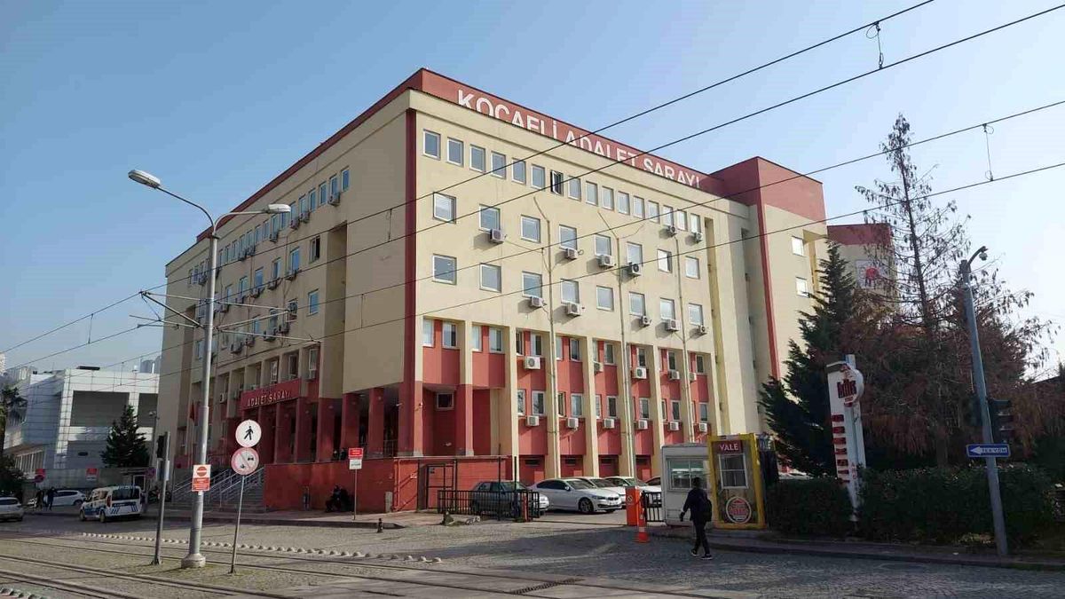 Kocaeli\'de Eşini Bıçaklayan Sanık Yeniden Hakim Karşısında