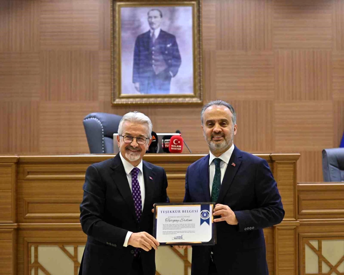 Başkan Aktaş, Bursa Büyükşehir Belediyesi\'nin son meclis toplantısında teşekkür plaketleri takdim etti