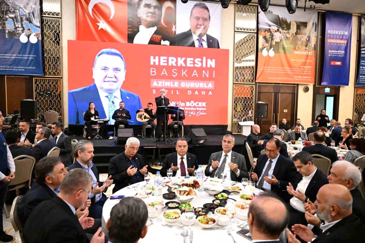 Antalya Büyükşehir Belediye Başkanı Muhittin Böcek, turizm sektörü temsilcileriyle iftar yemeğinde buluştu