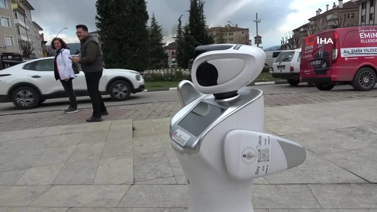 Bu robot seçmenlerin nabzını tutuyor