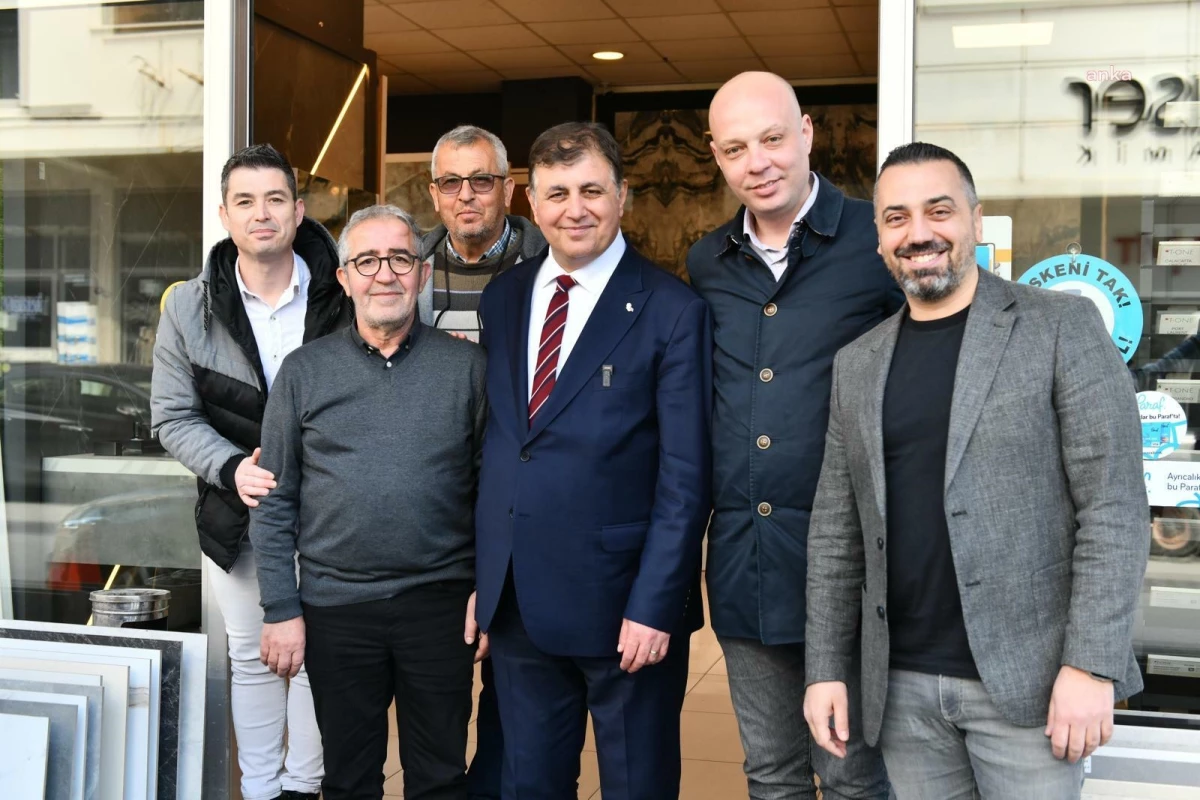 CHP İzmir Büyükşehir Belediye Başkan Adayı Dr. Cemil Tugay Gıda Çarşısı Esnafını Ziyaret Etti
